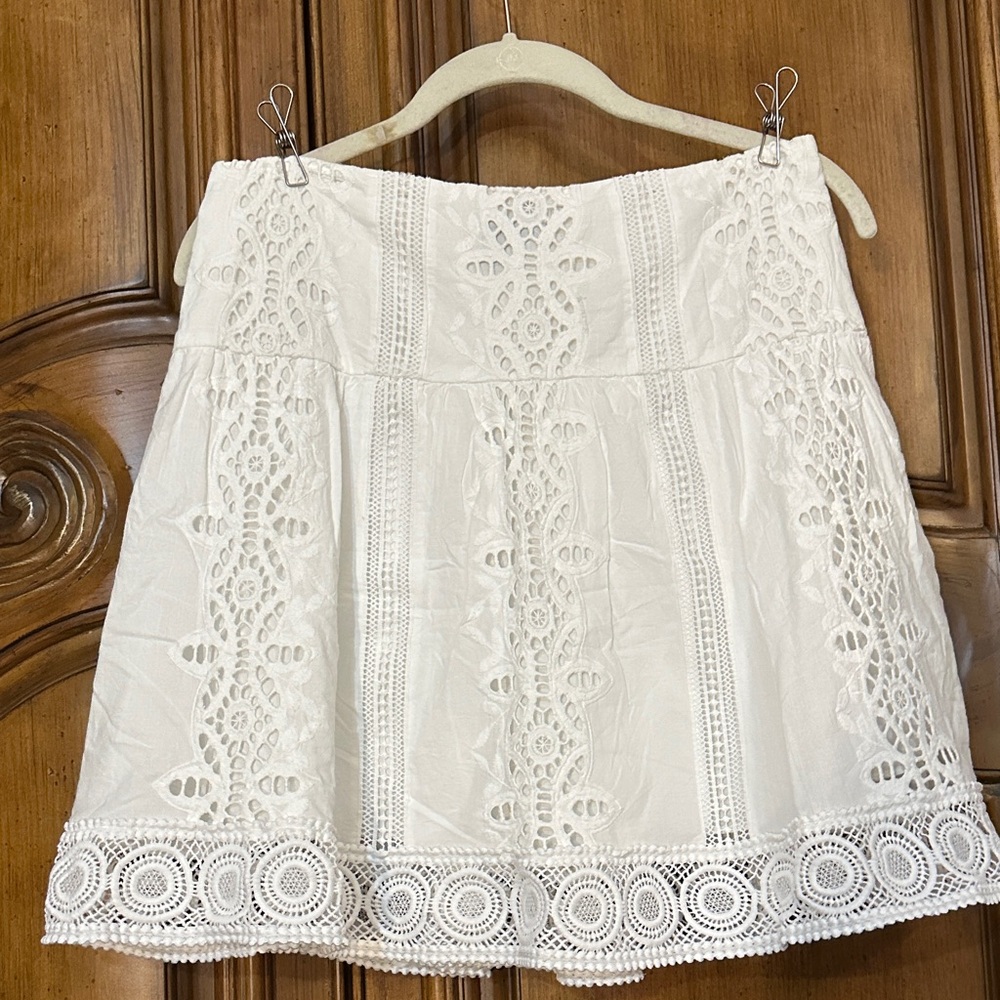 White House Black Market  Feminine White Lace A line Embroidery Mini Skirt size6